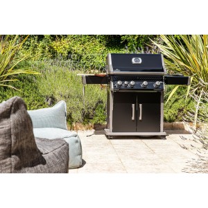Grill gazowy Napoleon Rogue XT 525 SIB z palnikiem bocznym Sizzle Zone, Czarny