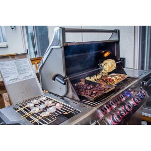 Grill gazowy Napoleon Prestige PRO 500 RSIB z palnikiem rożna i palnikiem bocznym Sizzle Zone, Stal Szlachetna