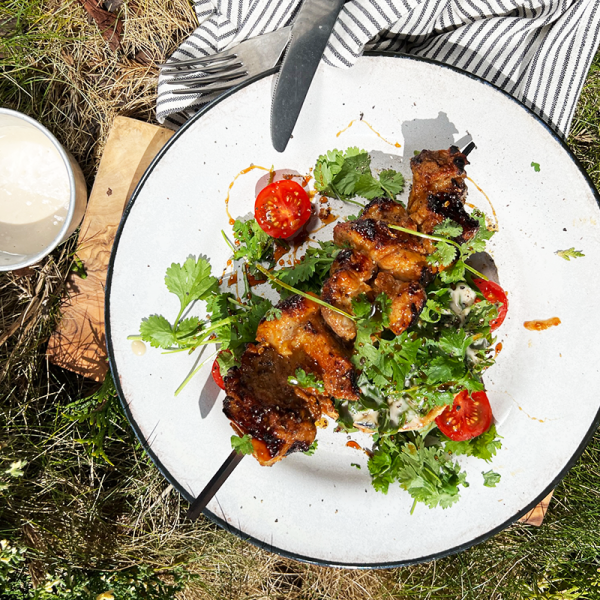 Szaszłyki z boczku z sosem tuńczykowym